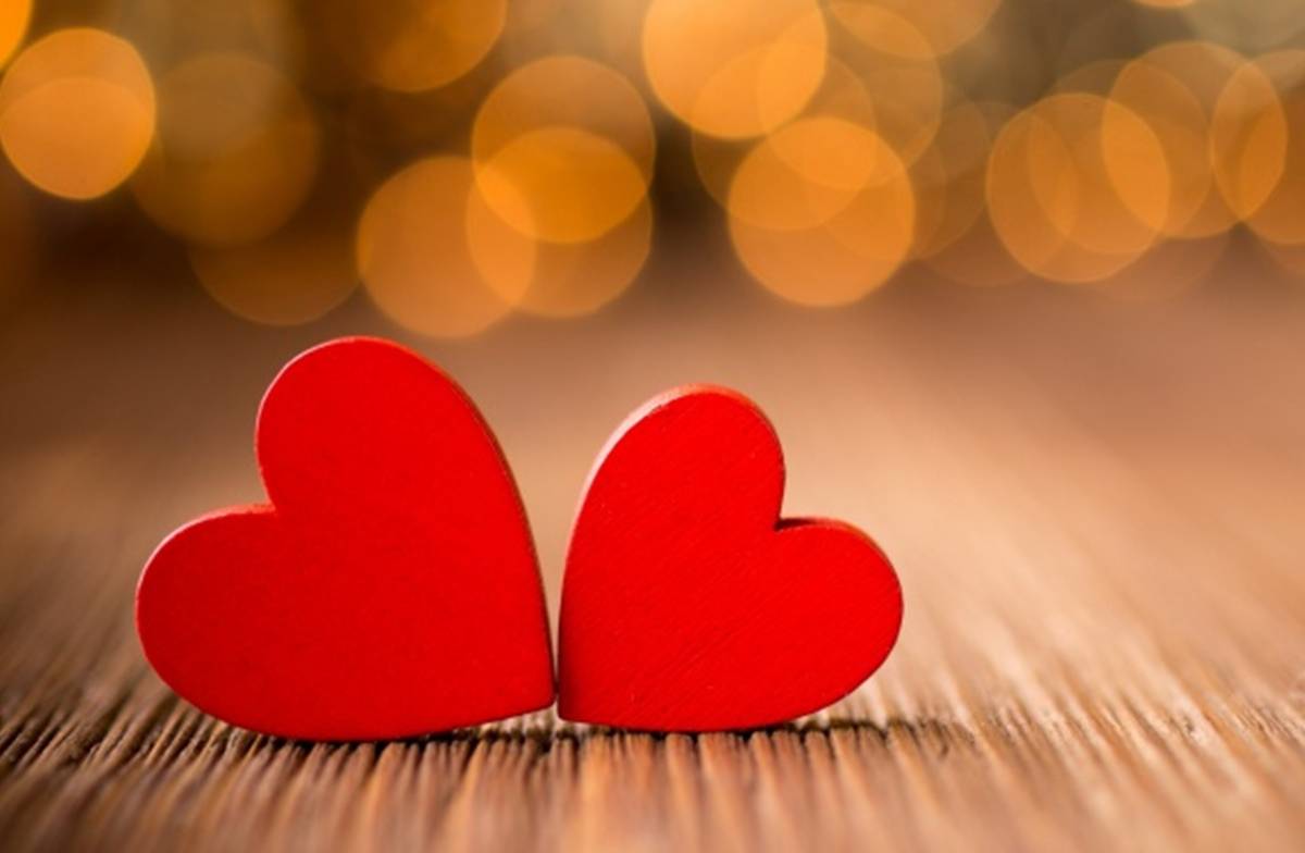 Валентинка. Обои с сердечками эстетика. Половинка сердца. Разбитое сердце картинки. Половина разбитого сердца.