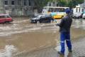 На затопленій після дощу вулиці в Одесі ловили рибу