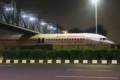 Cамолет Air India застрял под пешеходным мостом в Нью-Дели. Видео