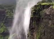 Odwrócony wodospad na Wyspach Owczych [wideo]