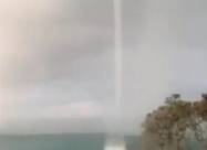 Большой водяной смерч замечен у побережья Новой Зеландии