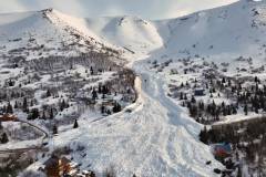 Місто на Алясці накрило 12-ти метровим шаром снігу після сходу лавини