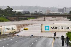 ВІДЕО. Смертельна повінь та зсув ґрунту в Південній Африці