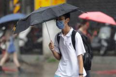 У Гонконгу призупинено понад 70 рейсів та скасовано роботу шкіл з наближенням тайфуну «Койну»