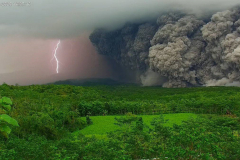 ВИДЕО. На острове Ява произошло мощное извержение вулкана Семеру