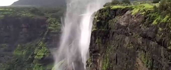 Odwrócony wodospad na Wyspach Owczych [wideo]