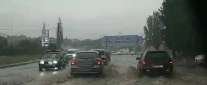 Злива затопила вулиці Миколаєва Злива затопила вулиці Миколаєва