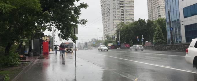 У Києві через тривалий дощ затопило багато вулиць У Києві через тривалий дощ затопило багато вулиць