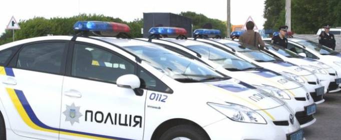 Київські патрульні врятували їжака, що перебігав автомагістраль Київські патрульні врятували їжака, що перебігав автомагістраль