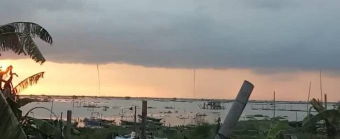 На Филиппинах прошелся тройной водный торнадо На Филиппинах прошелся тройной водный торнадо