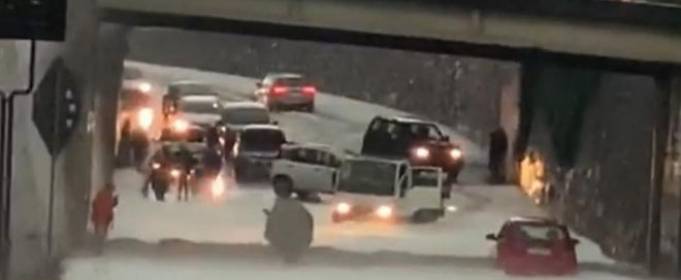 Злива затопила вулиці двох італійських міст Злива затопила вулиці двох італійських міст