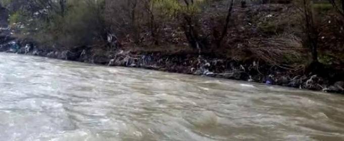 Дощ змив сміття в річку на Закарпатті Дощ змив сміття в річку на Закарпатті