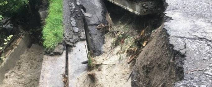 На Закарпатті паводкові води знесли міст На Закарпатті паводкові води знесли міст