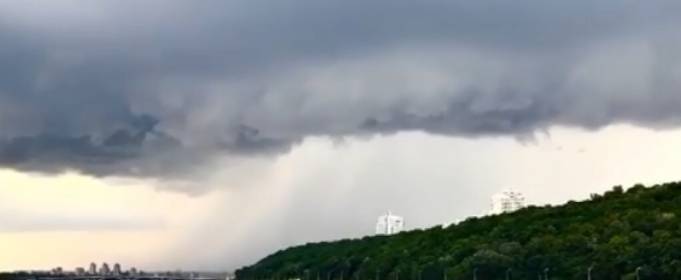 У Києві вітер ледь не поніс дитину У Києві вітер ледь не поніс дитину