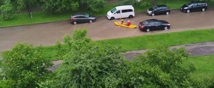 У Львові після сильного дощу мешканці пересіли в човни У Львові після сильного дощу мешканці пересіли в човни