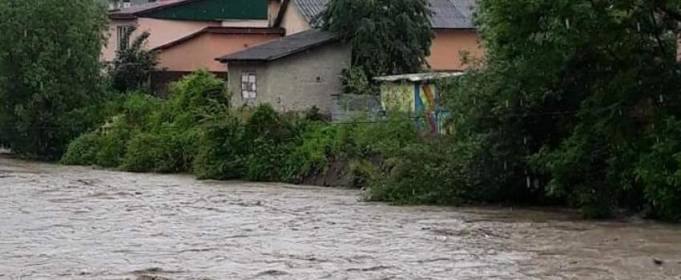 Сильные дожди повысили уровень воды в реках Закарпатья Сильные дожди повысили уровень воды в реках Закарпатья