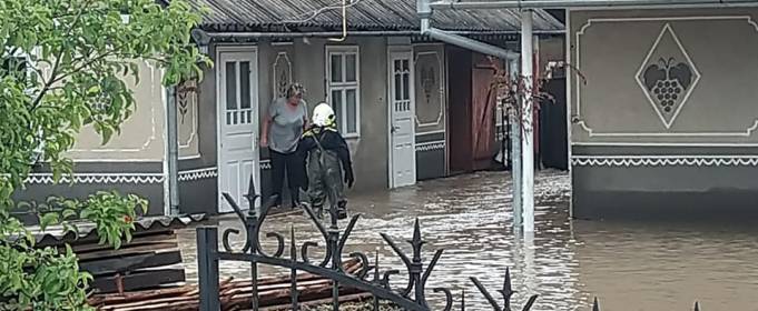 В Ивано-Франковской области паводок затопил села В Ивано-Франковской области паводок затопил села
