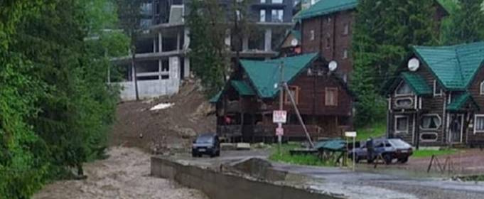 Курорт Буковель затопило, дороги к нему разрушены Курорт Буковель затопило, дороги к нему разрушены