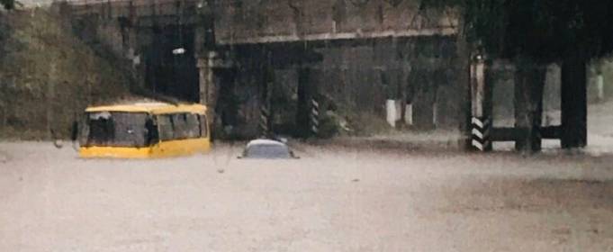 Сильна злива затопила Маріуполь Сильна злива затопила Маріуполь