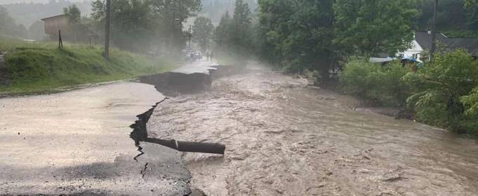 Злива на Закарпатті зруйнувала дороги та спричинила зсуви Злива на Закарпатті зруйнувала дороги та спричинила зсуви