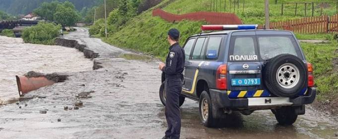 Сильні дощі розмили дороги на Прикарпатті Сильні дощі розмили дороги на Прикарпатті