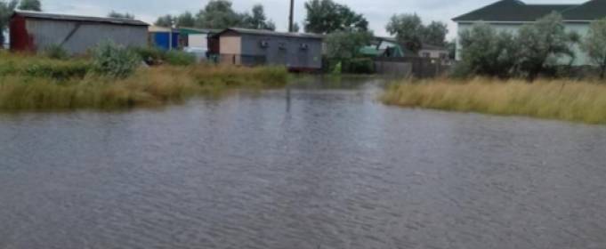 В затопленной Кирилловке лопатами выгребают грязь В затопленной Кирилловке лопатами выгребают грязь