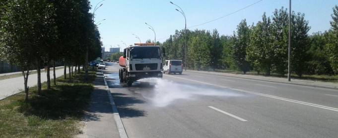 В Киеве из-за жары обильно поливают улицы В Киеве из-за жары обильно поливают улицы