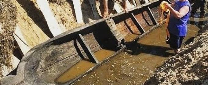 У річці Житомирської області знайшли старовинний човен У річці Житомирської області знайшли старовинний човен