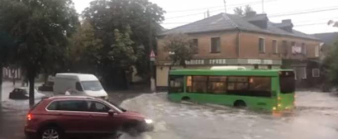 У Житомирі злива викликала транспортний колапс У Житомирі злива викликала транспортний колапс