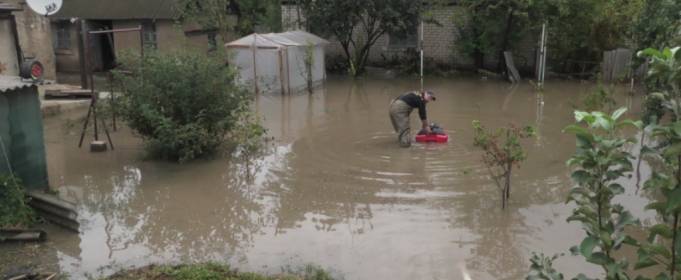 У Херсоні відкачують воду з підтоплених вулиць У Херсоні відкачують воду з підтоплених вулиць