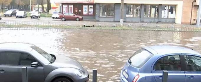 Днепр накрыл мощный ливень: вода залила улицы и затопила автомобили Днепр накрыл мощный ливень: вода залила улицы и затопила автомобили