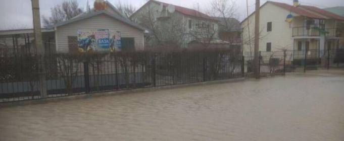 Шторм на Азовському морі затопив бази відпочинку Шторм на Азовському морі затопив бази відпочинку