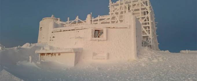 Обсерваторія на горі Піп Іван перетворилася на казковий палац. Фото Обсерваторія на горі Піп Іван перетворилася на казковий палац. Фото