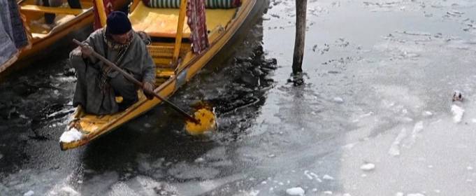 В Индии замерзло озеро, температура упала до минус 8. Видео В Индии замерзло озеро, температура упала до минус 8. Видео
