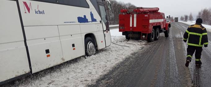 Негода в Україні: рятувальники продовжують ліквідацію наслідків Негода в Україні: рятувальники продовжують ліквідацію наслідків