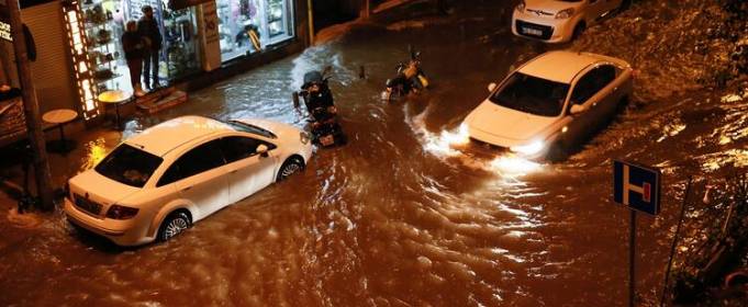 На западе Турции за 6 часов выпала месячная норма осадков На западе Турции за 6 часов выпала месячная норма осадков