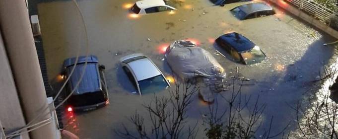 ВІДЕО. Потужна повінь у Туреччині, Ізмір пішов під воду ВІДЕО. Потужна повінь у Туреччині, Ізмір пішов під воду