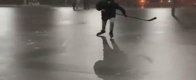 У Миколаєві центральна площа перетворилася на ковзанку. Відео У Миколаєві центральна площа перетворилася на ковзанку. Відео