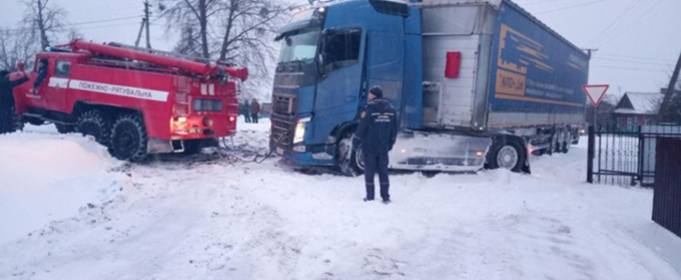 В 7 областях Украины из-за снегопадов ограничено движение грузовиков В 7 областях Украины из-за снегопадов ограничено движение грузовиков