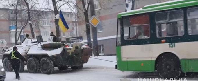 Операція з БТР. У Рівному витягали тролейбус зі снігової пастки Операція з БТР. У Рівному витягали тролейбус зі снігової пастки