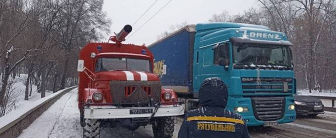 Рух транспорту обмежений в чотирьох областях України Рух транспорту обмежений в чотирьох областях України