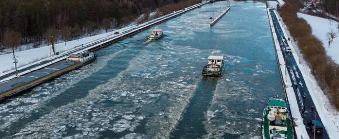 У Німеччині довелося задіяти криголами (фото) У Німеччині довелося задіяти криголами (фото)