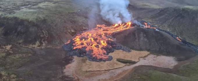 Виверження вулкана в Ісландії приваблює туристів з усієї країни Виверження вулкана в Ісландії приваблює туристів з усієї країни