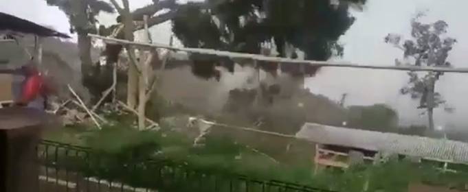 Сильний торнадо обрушився на острів Ява в Індонезії. Відео Сильний торнадо обрушився на острів Ява в Індонезії. Відео