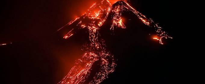 Гора Етна в Італії вивергає лаву, висвітлюючи нічне небо. Фото, відео Гора Етна в Італії вивергає лаву, висвітлюючи нічне небо. Фото, відео