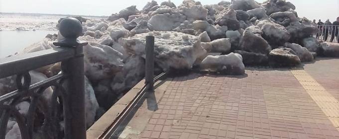 ВИДЕО. Как глыбы льда разрушили набережную и перекрыли дорогу в Хабаровске ВИДЕО. Как глыбы льда разрушили набережную и перекрыли дорогу в Хабаровске
