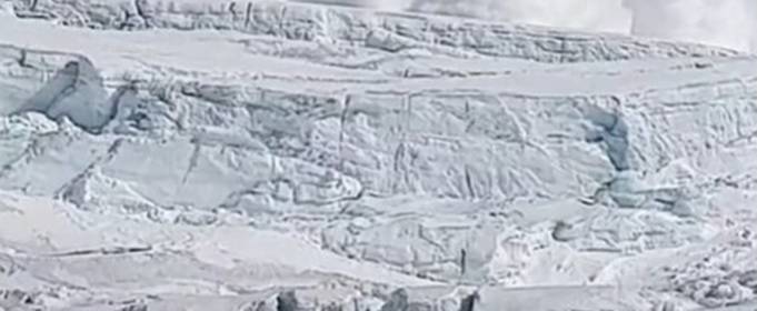 Лавина на Эвересте чуть не накрыла ошеломленных альпинистов. Видео Лавина на Эвересте чуть не накрыла ошеломленных альпинистов. Видео