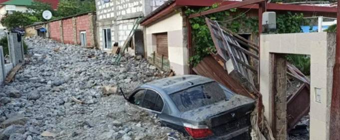 Поселок в Большой Ялте после ливней завалило камнями. Фото Поселок в Большой Ялте после ливней завалило камнями. Фото