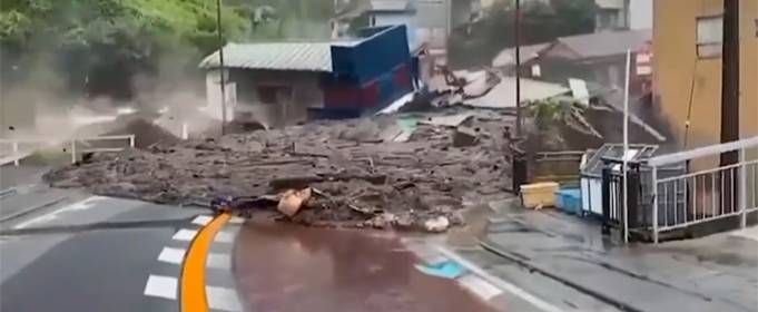 ВИДЕО. Жуткий смертельный оползень в Японии ВИДЕО. Жуткий смертельный оползень в Японии