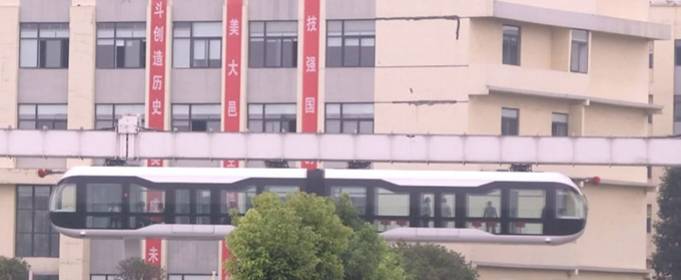 В Китае появился подвесной поезд со стеклянным дном В Китае появился подвесной поезд со стеклянным дном